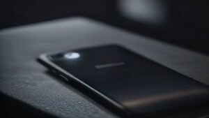 Smartphone Samsung de alta qualidade sobre uma mesa minimalista pronta para modificações técnicas.