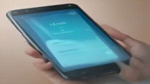 Mãos segurando um celular Samsung mostrando as configurações de armazenamento e assistência do aparelho.