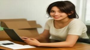 Pessoa sorrindo ao olhar para o celular ao lado de uma caixa de papelão de compra online em uma mesa de trabalho.
