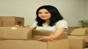 Empreendedora embalando pedidos de produtos de beleza e moda para envio em um escritório em casa.