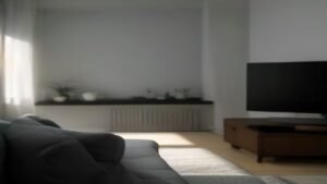 Pessoa frustrada olhando para uma Smart TV com tela preta em uma sala de estar.