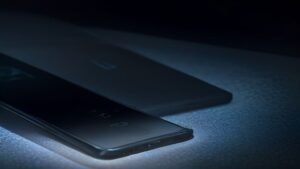 Smartphone Motorola sobre superfície de granito frio simbolizando controle de temperatura