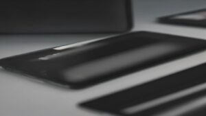 Vários smartphones e tablets dispostos sobre uma mesa em um ambiente de estúdio limpo e moderno.