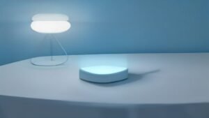 Smartphone Xiaomi sobre uma mesa de escritório moderna com iluminação suave.