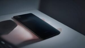Smartphone de última geração posicionado em estúdio com design premium e acabamento elegante.
